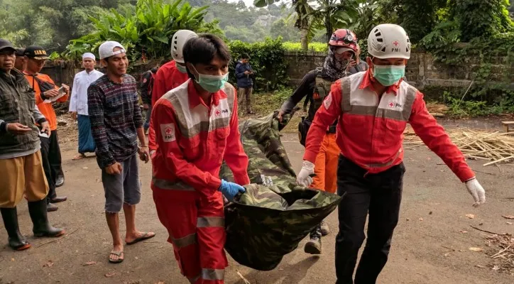 Gadis 12 tahun ditemukan sudah tak bernyawa setelah hanyut dibawa arus deras Sungai Cisadane.(ist)