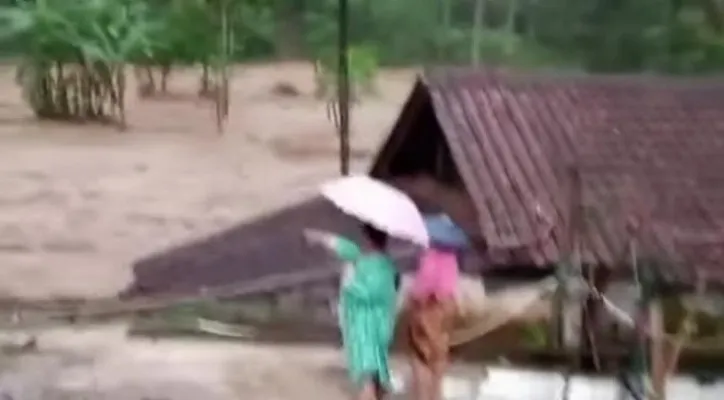 Banjir bandang melanda sejumlah wilayah di Lebak. (Foto: Ist).