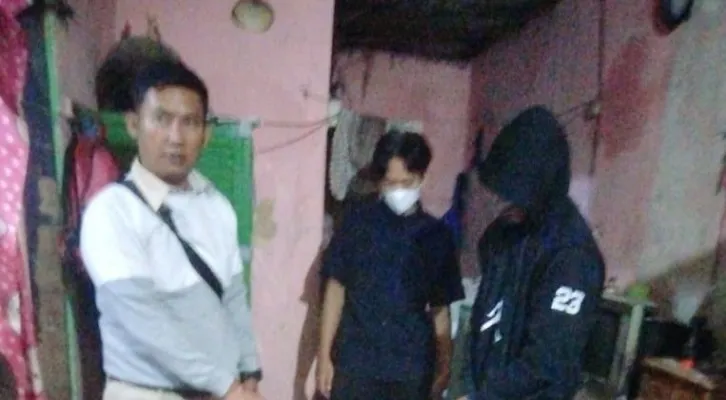 Tersangka kasus pemerkosaan (kanan jaket hitam) saat dimintai keterangan oleh polisi. (foto: ist)