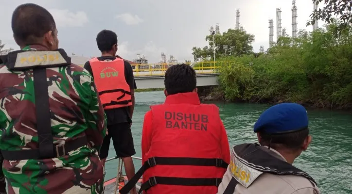 Tim SAR gabungan saat melakukan pencarian remaja bernama Jaki yang terseret water intake PT Chandra Asri.(ist)