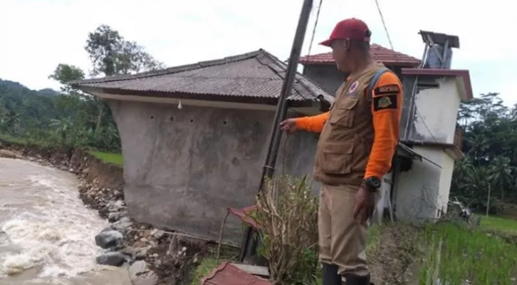 Kondisi wilayah Cilograng dan Bayah Kabupaten Lebak pasca banjir bandang, tampak salah satu rumah yang hilang sebagian diterjang banjir. (Foto: Ist).