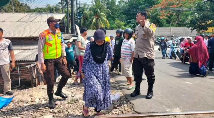 Personil Polres Cilegon saat mengamankan lokasi kejadian tewasnya pelajar SMK Fatahillah ditabrak kereta api.(ist)