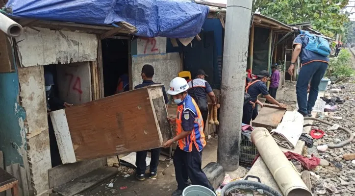 Sejumlah petugas menggusur perumahan di Kampung Bumbu lantaran merusak keindahan Jakarta International Stadium (JIS).(ist)