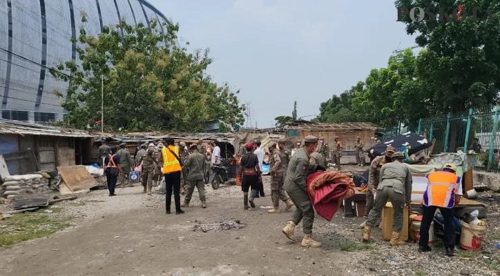 Pembongkaran bangunan liar di sekitar JIS Jakarta Utara.(Foto: Rizki)