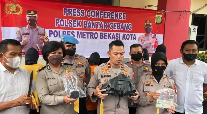 Jajaran Polsek Bantargebang saat ungkap kasus penadahan sperpart motor curian.(ist)