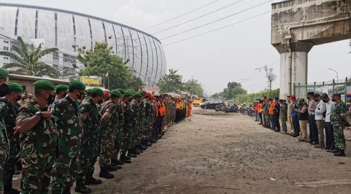 Petugas gabungan penertiban Kampung Bumbu yang mengganggu keindahan Jakarta International Stadion.(Dok KAI)