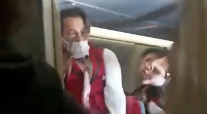 Tangkapan layar video penumpang WNI mabuk pukul crew pesawat Turkish Airline. (foto: ist)