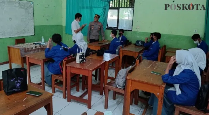 Wakapolres Metro Bekasi Kota bersama pihak sekolah di SMK N 9 Kota Bekasi. Rabu (12/10/2022) pagi. (ihsan fahmi)