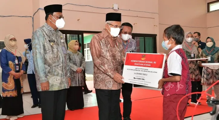 Wapres Ma'ruf Amin saat serahkan Bansos di Sentra Kreasi Asistensi Rehabilitasi Sosial (ATENSI) Kota Banjarbaru. (foto: ist)