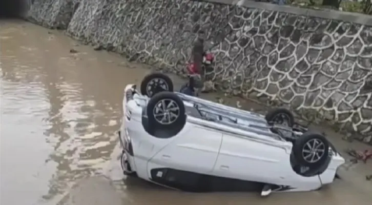 Hilang kendali saat putar balik, mobil Toyota Agya nyemplung ke kali di Jalan Mega Boulevar Harapan Indah, Pusaka Rakyat Tarumajaya, Bekasi. (foto: ist)