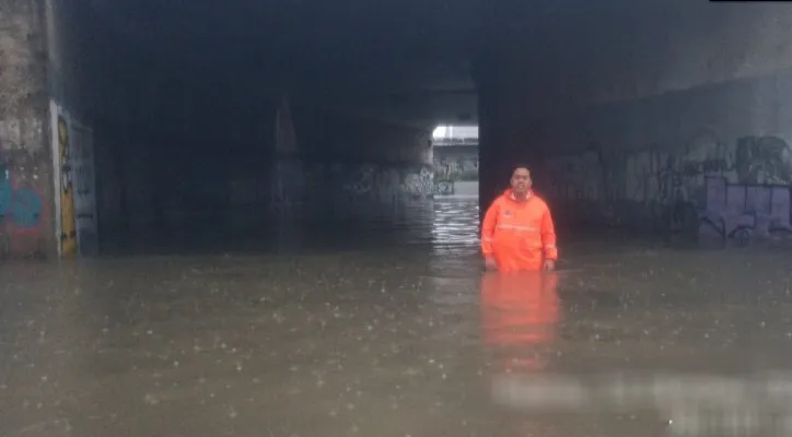 Kolong tol Meruya, Meruya Utara, Kembangan, Jakarta Barat banjir setinggi hampir satu meter. (foto: ist)