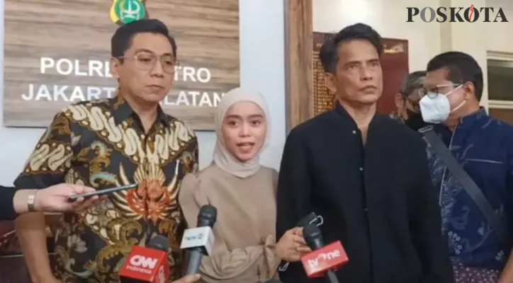 Lesti Kejora didampingi sang ayah, Endang Mulyana dan kuasa hukumnya Sandi Arifin menggelar konferensi pers. (foto: poskota/tresia)