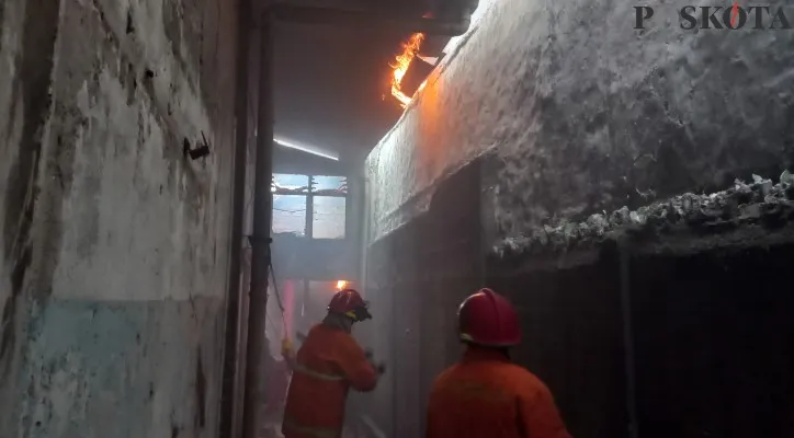 Kebakaran melanda pabrik percetakan di Ciledug, Tangerang. (foto: poskota/pandi)