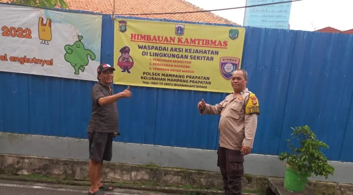 Foto : Petugas Polsek Mampang Prapatan menebar Spanduk Himbauan Kamtibmas di sejumlah wilayah Mampang Prapatan, Jakarta Selatan. (Ist.)