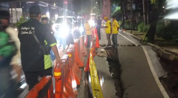 Foto : Petugas Sudin Bina Marga Jakarta Selatan memasang barrier tanda hati-hati usai Jalan Ambles di kawasan Cilandak, Jaksel.(Ist.)