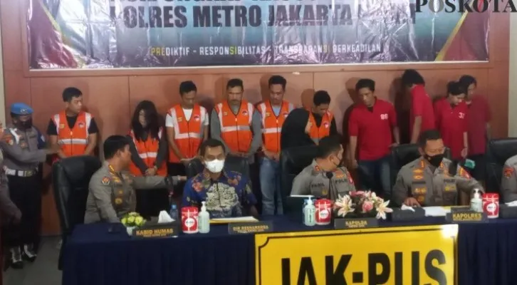 Para tersangka kasus peredaran narkotika jenis sabu yang dikendalikan anggota Polri. (pandi)