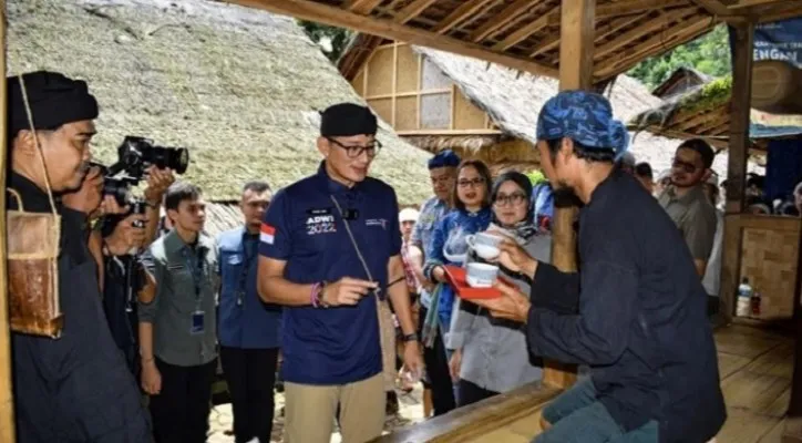 Menparekraf Sandiaga Uno saat berkunjung ke Suku Baduy, Lebak. (Foto: Ist).