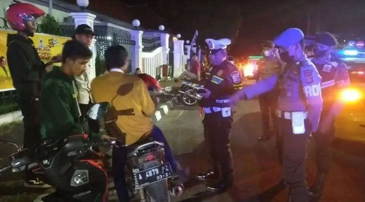 Petugas Polres Lebak saat melakukan patroli dialogis. (Foto: Ist).