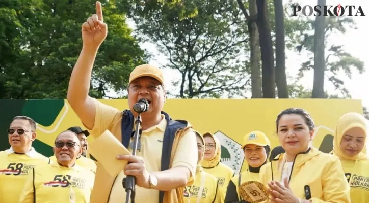 Airlangga Hartarto saat membuka kegiatan Jalan Sehat Bersama Partai Golkar, dalam rangka Ulang Tahun Partai Golkar yang ke-58, di Plaza Tenggara, Gelora Bung Karno. (ist)