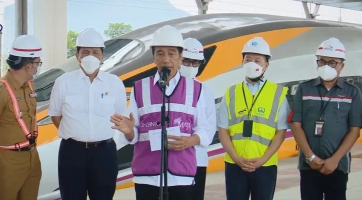 Presiden Joko Widodo (Jokowi) saat peninjauan perkembangan proyek Kereta Cepat Jakarta-Bandung. (foto: twitter Joko Widodo).