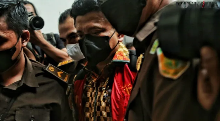 Ferdy Sambo Dikawal aparat kejaksaan keluar dari Pengadilan Negri Jakarta Selatan menuju kendaraan taktis Brimob.(Foto: Ahmad Hawaari)