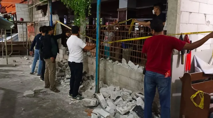 Petugas kepolisian sedang melakukan olah TKP perusakan pagar pembatas gereja baru dan lama di Cibinong, Bogor.(Foto: istimewa)