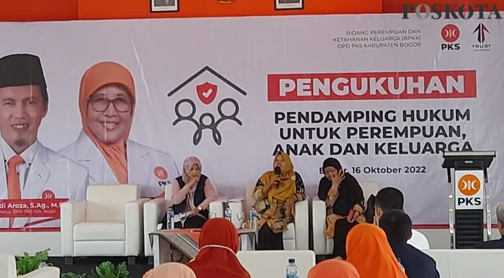 DPD PKS Kabupaten Bogor saat mengukuhkan Pendamping Hukum Perempuan, Anak dan Keluarga. (foto: poskota/panca)