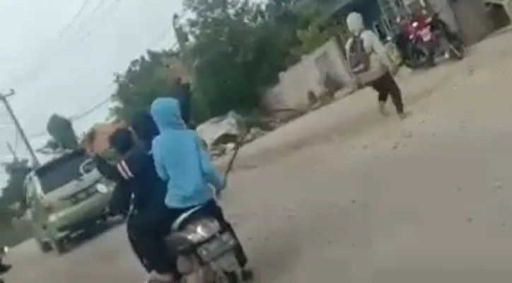 Sekelompok remaja di Lebak kejar-kejaran di jalan dengan membawa sajam.(Foto: Tangkapan layar video viral).