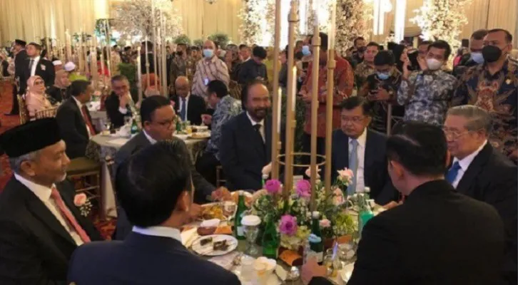 Elit parpol PKS, Demokrat, Nasdem kumpul saat Ketua Majelis Syuro PKS Bpk Salim Segaf Al Jufri, mantu. Tampak: SBY, Jusuf Kalla, Surya Paloh, Anies Baswedan, Ahmad Syaikhu, Ibas, AHY. (foto: twitter jansen sitindaon)