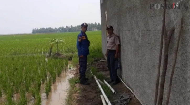  Petugas BPBD saat melakukan pemantauan ke lokasi pengeboran sumur. (Foto/Veronica)