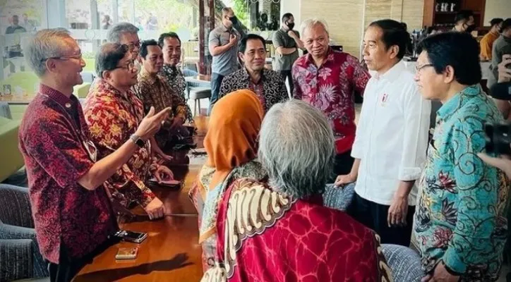 Jokowi bersama alumni seangkatannya di UGM. (Foto: IG @jokowi).