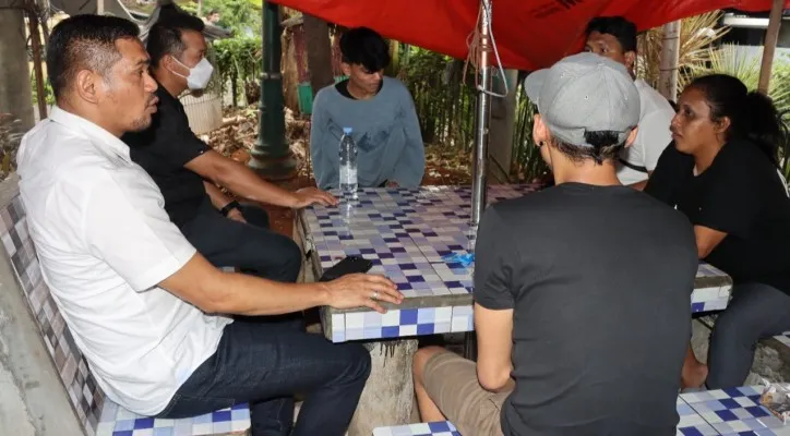 Satnarkoba Polres Metro Jakarta Barat saat melakukan dialog bersama warga Kampung Ambon terkait peredaran narkoba. (foto: ist)