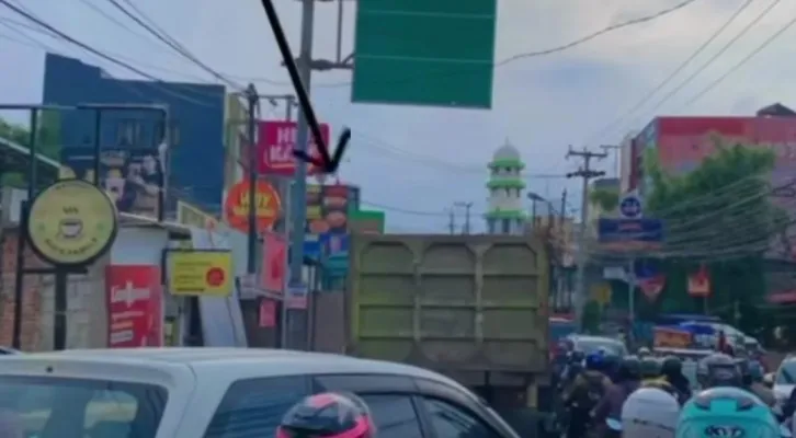 Dump truk pengangkut tanah yang mogok menutup akses jalan mengarah Depok di tanjakan Jalan Raya Sawangan hingga menimbulkan kepadatan lalu lintas. (Tangkapan layar)