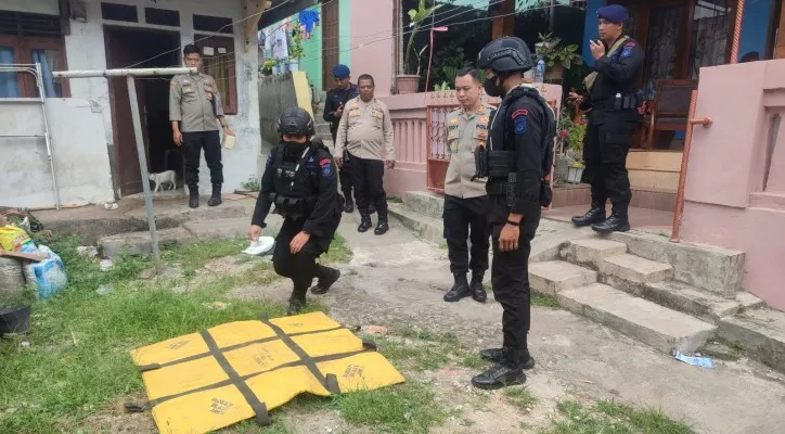 Tim Gegana Brimob Polda Banten mengamankan mortir dari rumah nenek. (Ist)