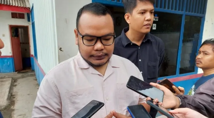 Direktur Utama PT. Raja Goedang Mas, Johanes Karyana menyalahkan karayawannya akibat limbah B3 pabriknya.(Foto: Bilal)