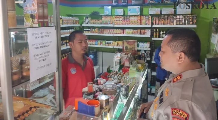 Polres Bogor lakukan sidak terhadap apotek untuk memastikan tidak ada obat sirup anak yang dilarang pemerintah. (foto: poskota/panca)