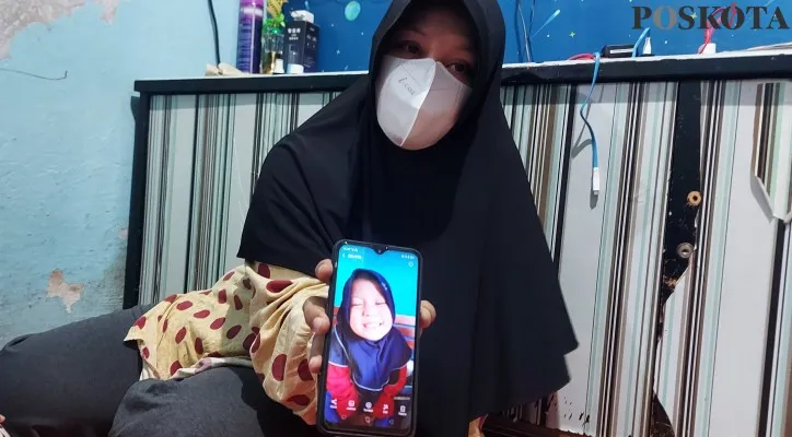 Iah Soleha (40), ibu korban dari Qia usai menunjukan foto semasa hidup di rumah duka daerah Cipayung Kota Depok.(Foto: Angga)