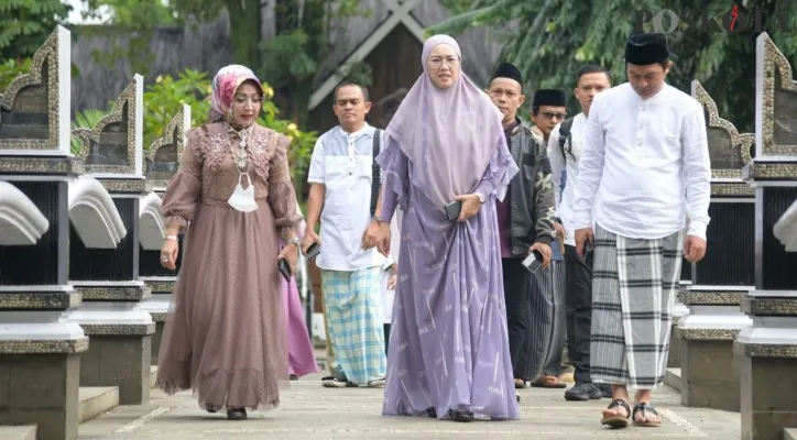 Bupati Purwakarta Anne Ratna Mustika mengenakan baju muslimah saat mengantar memperingati Hari Santri 2022.(Foto: Dadan)