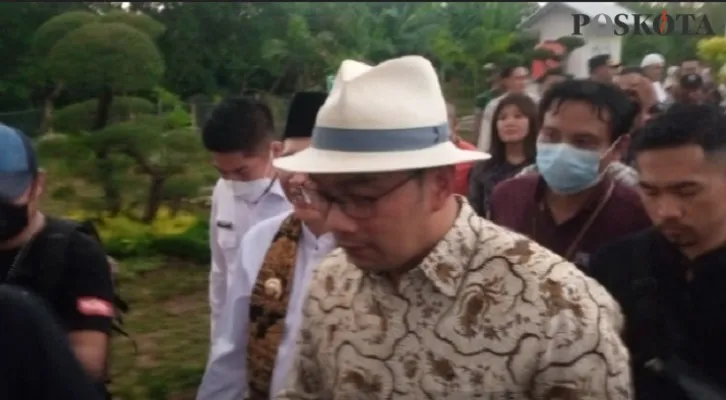 Berbaju batik dan pakai topi fedora, Gubernur Jawa Barat Ridwan Kamil saat dijumpai wartawan di Wanajaya, Cibitung, Bekasi. (Foto: Ihsan Fahmi).