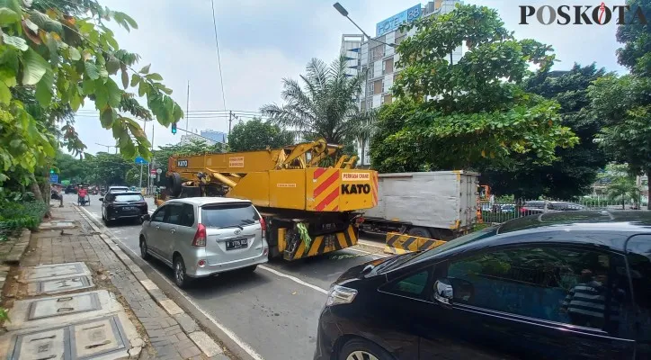 Crane monster mogok di Jalan Panjang, Duri Kepa, Kebon Jeruk, Jakarta Barat. (foto: poskota/pandi)