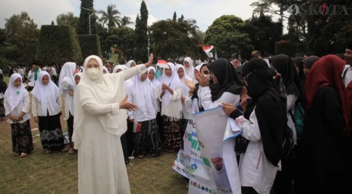 Bupati Pandeglang, Irna Narulita saat menyapa para santri. (foto: poskota/samsul fatoni)