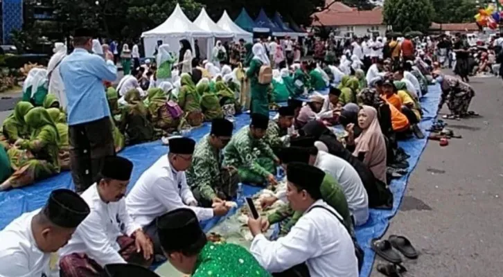 Bupati Lebak, Iti Oktavia Jayabaya bersama ribuan santri gelar murak liwet. (foto: ist)