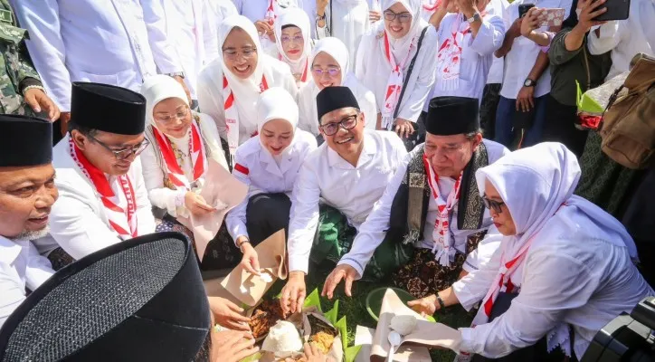 Gus Muhaimin memimpin apel akbar dalam rangka Peringatan Hari Santri Nasional 2022 di halaman Tugu Pahlawan Surabaya. (ist)