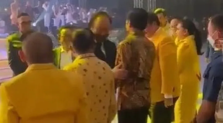 Video viral Presiden Jokowi menolak pelukan dari Ketua Umum Partai Nasdem Surya Paloh.(Tangkapan layar)