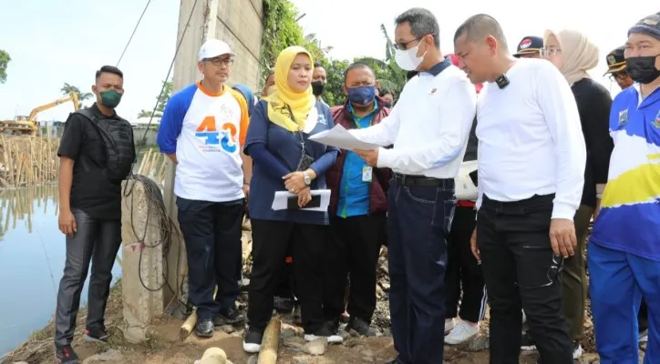 Penjabat Gubernur Heru Budi Tinjau Pembangunan Tanggul Kali Semanan.(Foto: doc. Pemprov DKI)