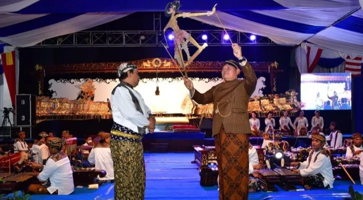 Kepala Staf Angkatan Laut (Kasal) Laksamana TNI Yudo Margono pulang ke kampung gelar wayang kulit semalam suntuk.(Foto: Dinas Penerangan Angkatan Laut)