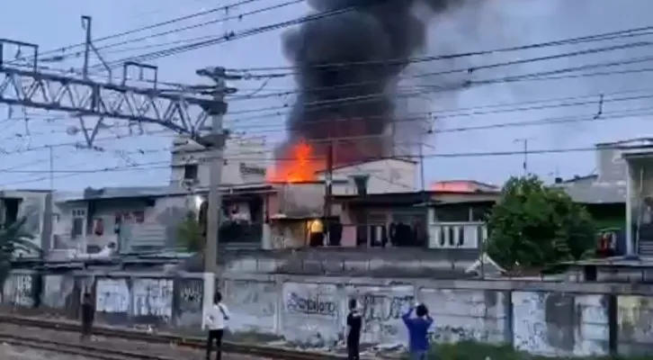 Peristiwa kebakaran melanda kawasa pemukiman di Kelurahan Pademangan Timur, Jakarta Utara pada Sabtu (22/10/2022) kemarin. (tangkapan layar)