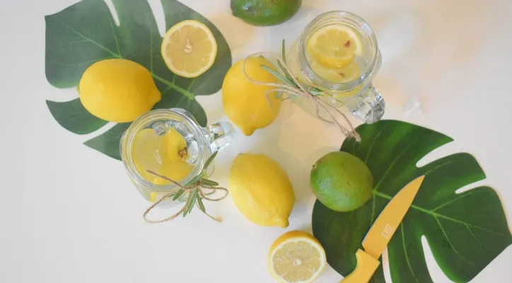 Air lemon adalah minuman enak yang baik untuk menjaga kesehatan jantung. (Foto/Unsplash)