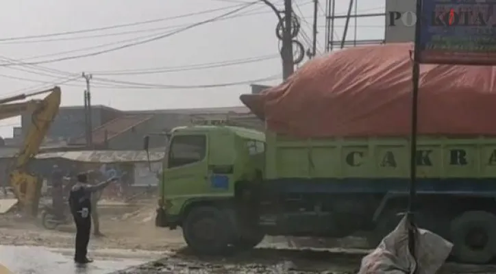 Terlihat truk tanah berseliweran siang hari di Jalan Raya Prancis, Kelurahan Dadap, Kecamatan Kosambi. (foto: poskota/veronica)