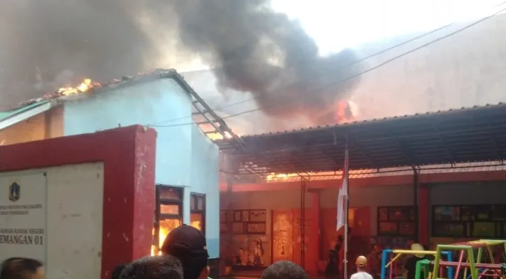 Kebakaran menimpa rumah tinggal di depan SDN 05/06, Pademangan Timur, Pademangan, Jakarta Utara. (foto: ist)